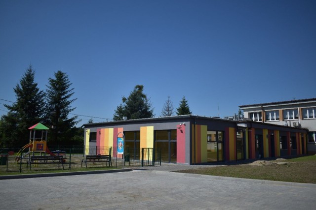 Na potrzeby przedszkola zaadaptowano część Szkoły Podstawowej w Dębieńsku. Do placówki dobudowano też dodatkowy segment.