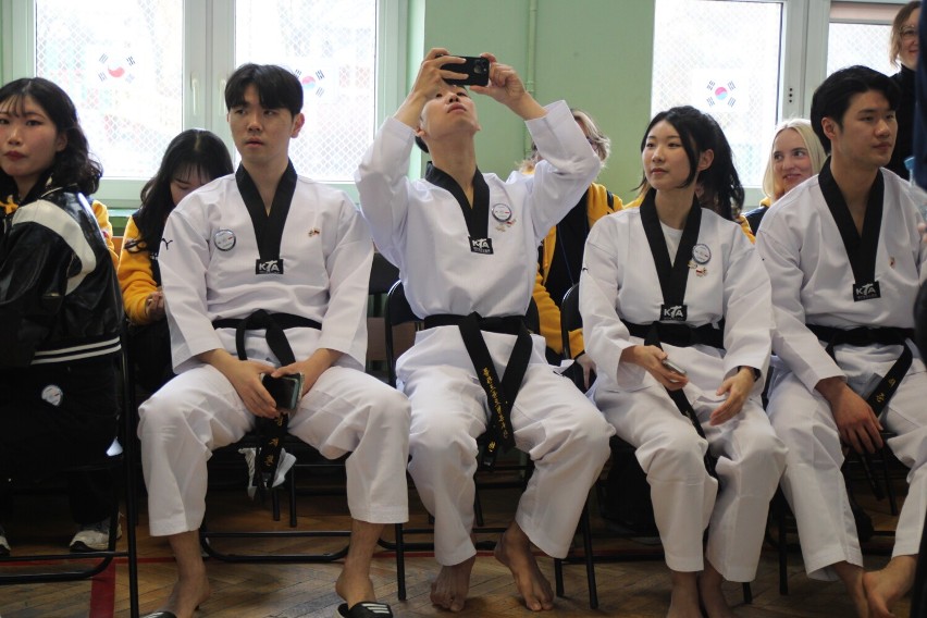 Koreańczycy przyjechali do Konina. Prezentacje swojej kultury rozpoczęli w Szkole Podstawowej nr 6 [FOTO]