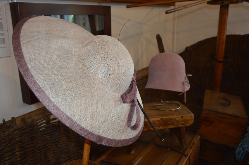 Niczym pokaz mody - Joanna Reglińska zaprezentowała eleganckie kapelusze w Muzeum Kaszubskim [ZDJĘCIA, WIDEO]