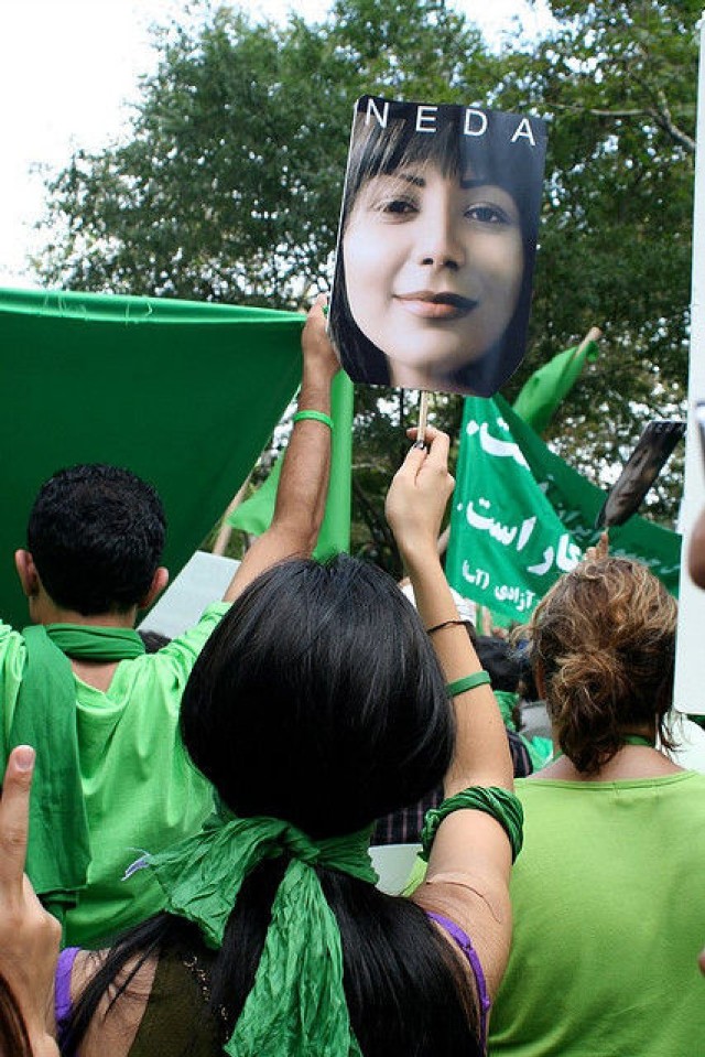 Jedna z uczestniczek antyrządowych protestów, trzyma plakat z wizerunkiem Nedy (http://www.flickr.com/photos/aliyar_taravati/3952723232/)