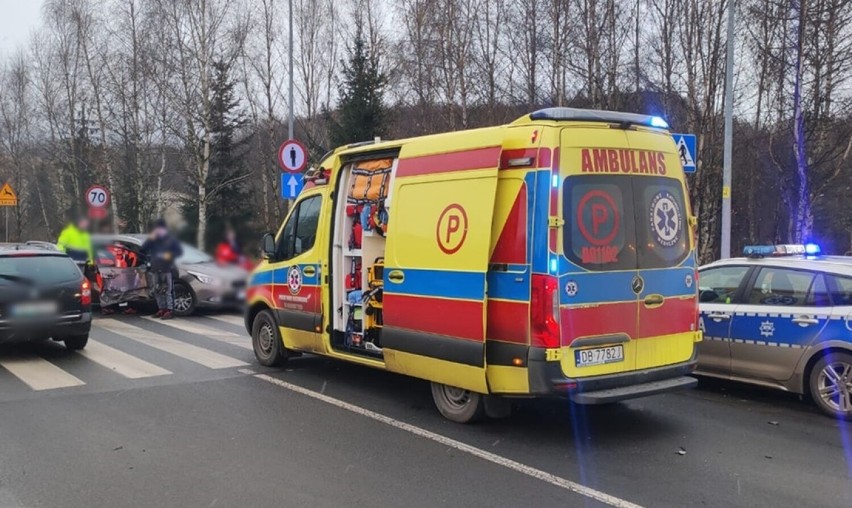 Wałbrzych: Zderzenie busa z osobówką. Jedna osoba trafiła do szpitala!