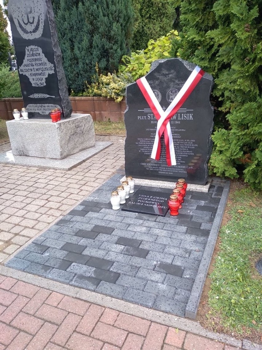 Na świdnickim cmentarzu, odsłonięto tablicę upamiętniającą bohaterskiego pilota, Stanisława Lisika 