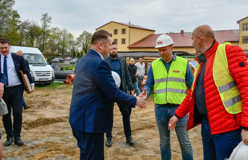 Minister edukacji i nauki z wizytą w Namysłowie. Przemysław Czarnek odwiedził plac budowy, gdzie powstaje szkoła specjalna