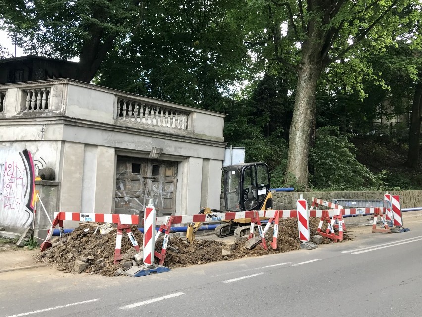 Remont drogi na ul. Garncarskiej i Bobreckiej w Cieszynie. Kierowcy muszą uważać na niebezpieczny zakręt