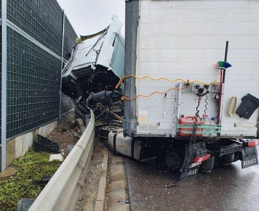 Rozbita ciężarówka na autostradzie A4 między Węzłami Jarosław Wschód i Przemyśl [ZDJĘCIA]