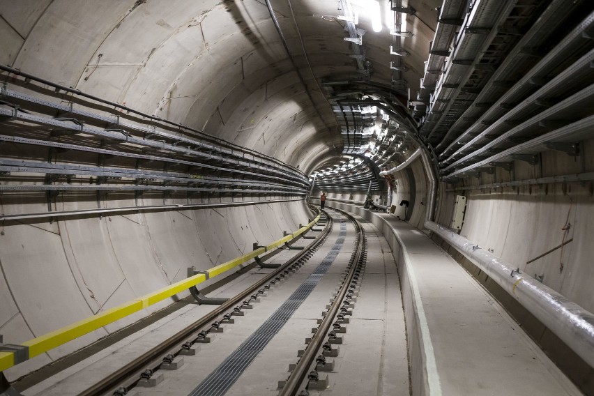 Metro na Targówku. Przeszliśmy tunelem między stacjami. Wkrótce pojadą nim pociągi [ZDJĘCIA, WIDEO]