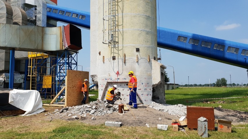 Wysadzenie komina ciepłowni w Strzelcach Opolskich. Do wyburzenia 80-metrowego obiektu użyto 11 kilogramów materiałów wybuchowych