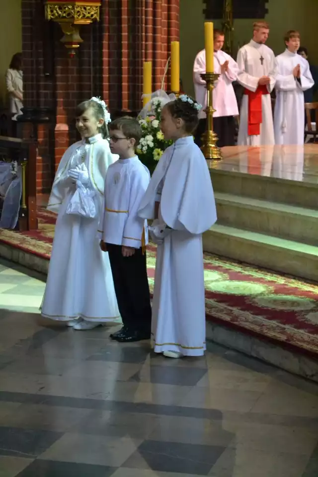 Młodzi rybniczanie przyjęli w bazylice pierwszą komunię św.

WIĘCEJ ZDJĘĆ NA DZIENNIKZACHODNI.PL
Pierwsza komunia św. w bazylice w Rybniku [ZDJĘCIA]