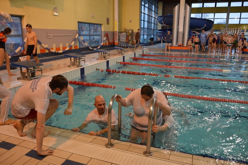 WOŚP 2019 Żary:  Na Wodniku też pływali dla dzieci i bez focha. Zawody pływackie w dniu finału to żarska tradycja [ZDJĘCIA]