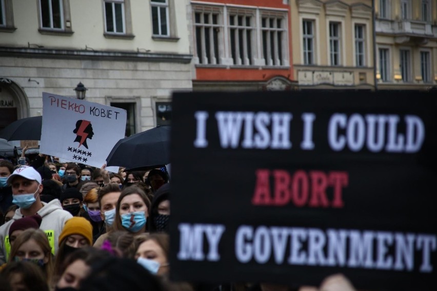 Protest kobiet w Krakowie. "Wyp...ć!" pod krakowską kurią. Abp Marek Jędraszewski odpowiada uczestnikom Strajku Kobiet