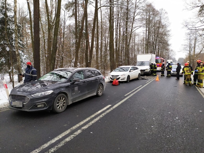 Wypadek na DK 91 w okolicach Radomska. Zderzyły się 3 samochody, 2 osoby ranne