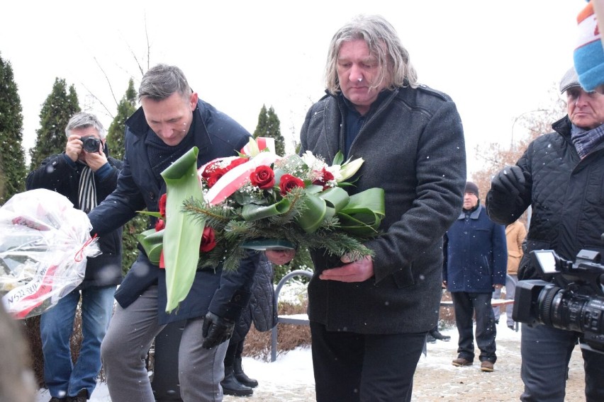 Upamiętnili ofiary stanu wojennego. Uroczyste złożenie kwiatów pod kamieniem „Solidarności”