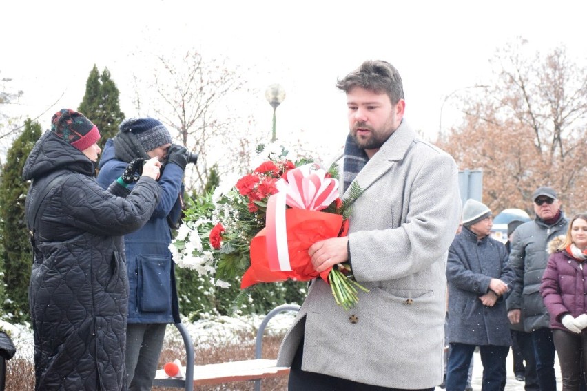 Upamiętnili ofiary stanu wojennego. Uroczyste złożenie kwiatów pod kamieniem „Solidarności”