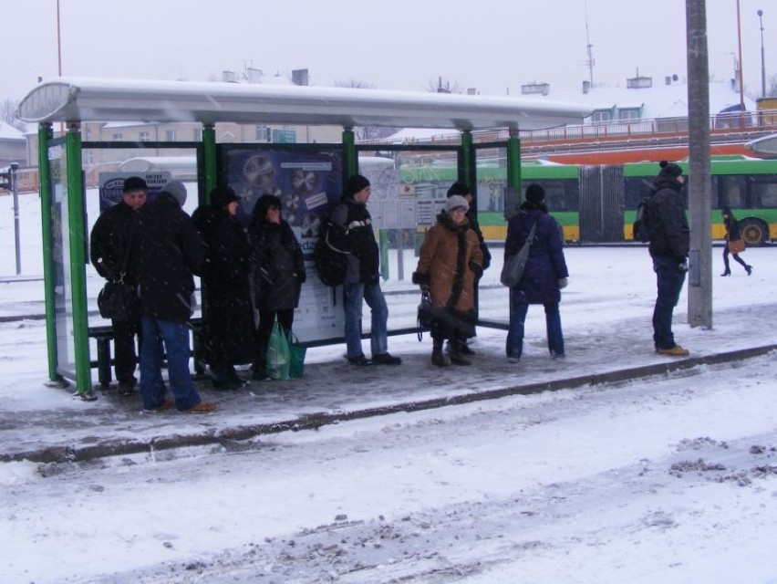 Osoby czekające na autobus na dworcu na Górczynie muszą...