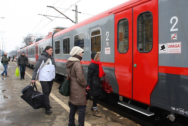 Zmodernizowany pociąg EN-57 zatrzymał się dzisiaj w Piotrkowie