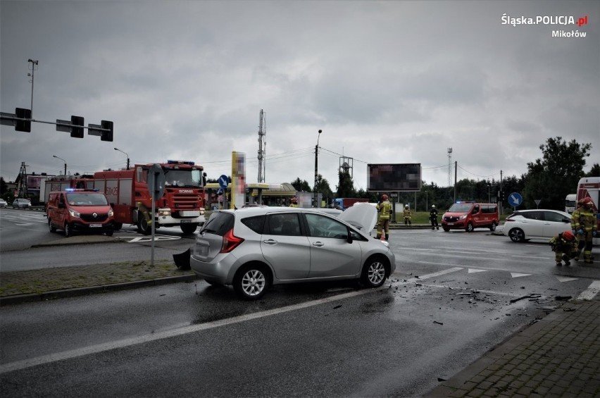 Wypadek w Mikołowie. Zderzyły się trzy samochody. Kierująca fiatem nie ustąpiła pierwszeństwa. Cztery osoby trafiły do szpitala