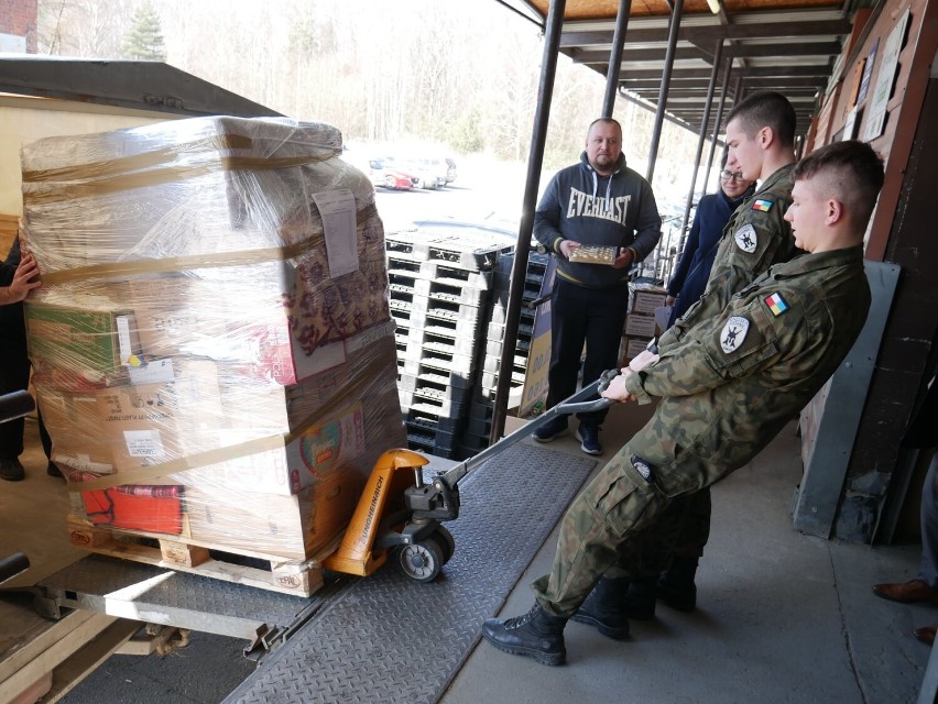 Na Ukrainę wyruszył kolejny transport z Powiatowego Magazynu Pomocy Humanitarnej w Mikołowie. Zebrane rzeczy trafią głównie na front 