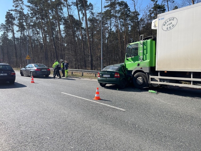 Zderzenie ciężarówki i samochodu osobowego na obwodnicy Opola. Jedna osoba poszkodowana