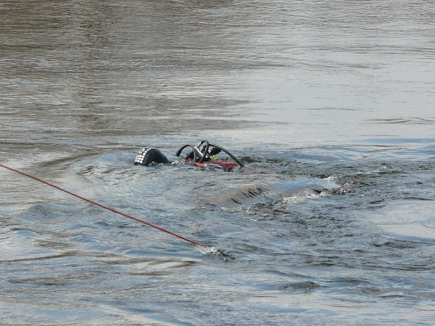 Strażacy wyciągają samochód zatopiony w rzece Pilicy (zdjęcia+wideo)