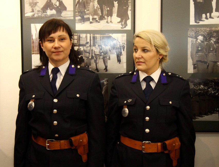 Policja: Od 90 lat kobiety służą w mundurach. Wystawa w MDK w Lublinie