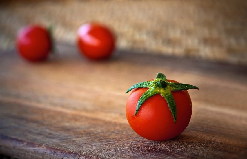 Pomidorów na pusty żołądek nie powinny jeść szczególnie te...