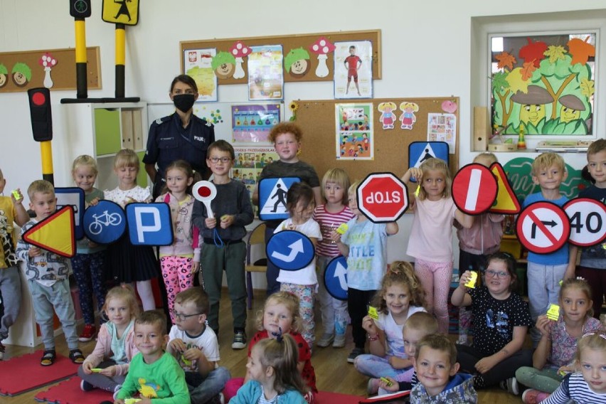 Wieluńscy policjanci odwiedzają kolejne szkoły 