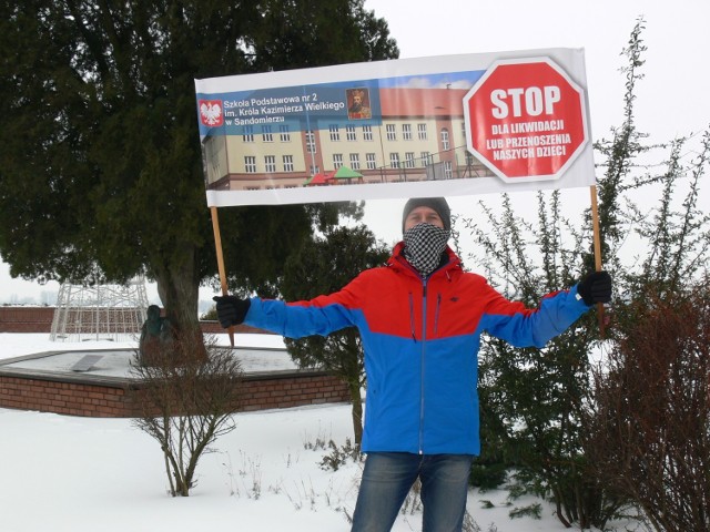 Broni nie składają także rodzice uczniów "dwójki" i  sympatycy szkoły, którzy swoje stanowisko i niepokoje związane z  przyszłością szkoły wyrazili podczas protestów.