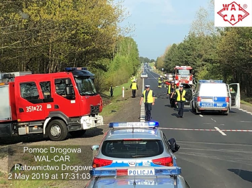 Tragiczny wypadek między Częstochową a Olsztynem. Zginął motocyklista, cztery osoby w szpitalu. Droga była zablokowana [ZDJĘCIA]