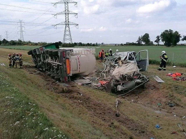 Wypadek na autostradzie A4 pod Brzegiem. Tir stratował pojazd służby drogowej i wpadł do rowu