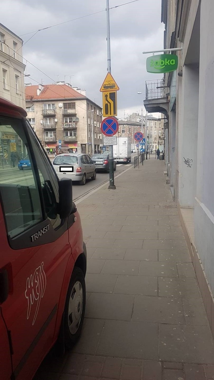 Kraków. "Mistrzowie parkowania" tarasują ulice miasta