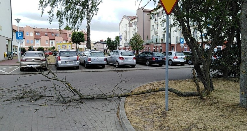 Uwaga! Sztorm w Ustce. Są pierwsze szkody  [zdjęcia]