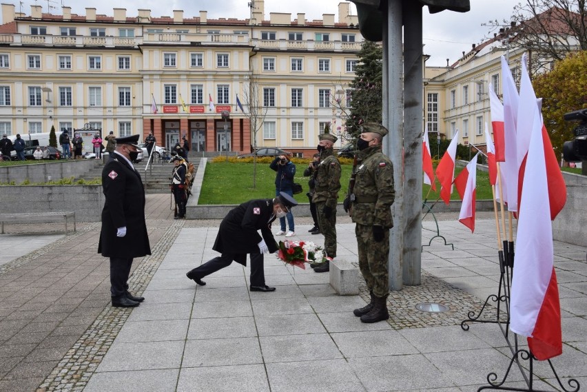 Obchody święta Konstytucji 3 Maja w Pruszczu. Kwiaty pod pomnikiem, rekonstruktorzy na ulicach miasta |ZDJĘCIA