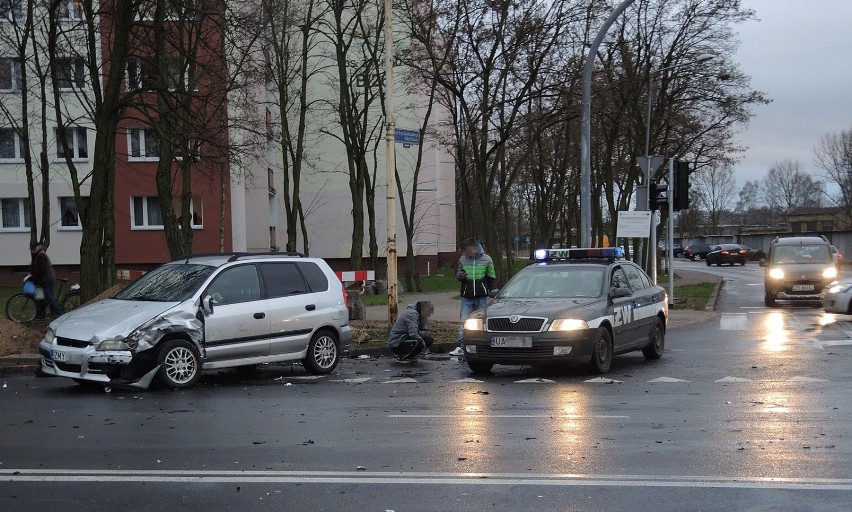 Zderzenie samochodów na ulicy Szczecińskiej. Jedno auto nie zdążyło skręcić