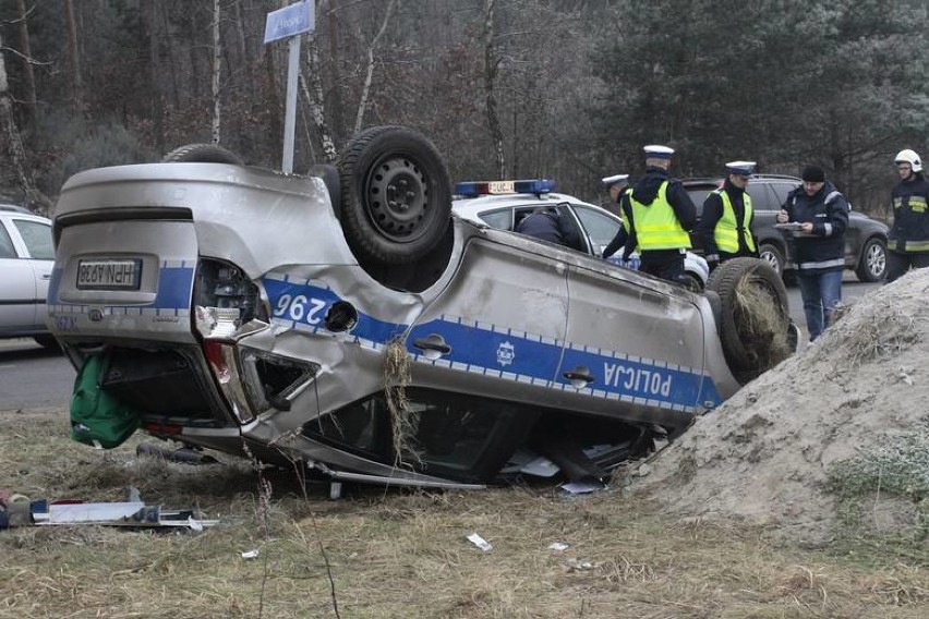 Policjanci ranni w wypadku w Kosakowie [ZDJĘCIA, WIDEO]