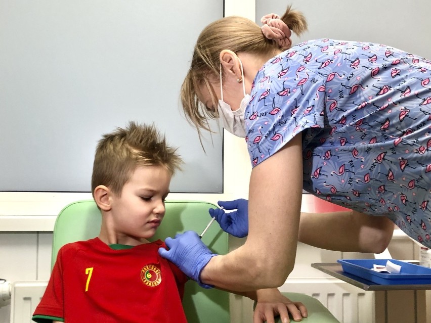 Pierwszy zaszczepiony w Zdrojach 5-letni Julian