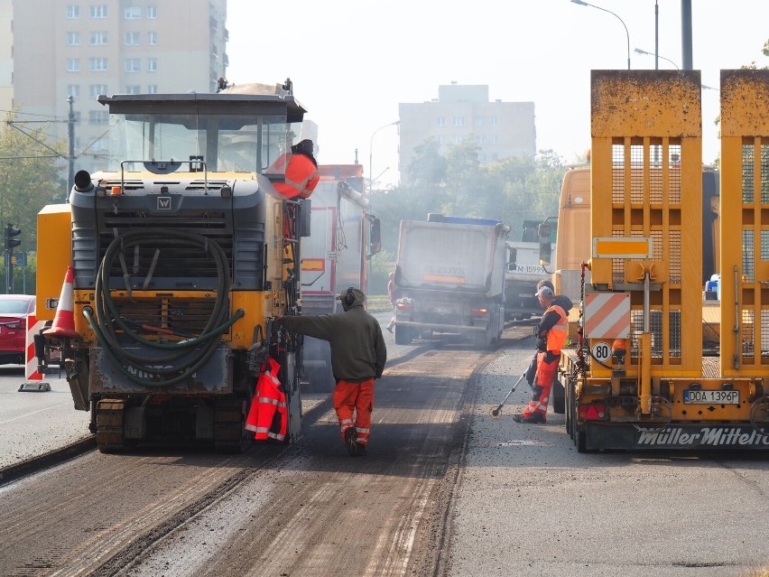 Frezują asfalt na Puszkina i rondzie Inwalidów. Mieszkańcy i kierowcy narzekają