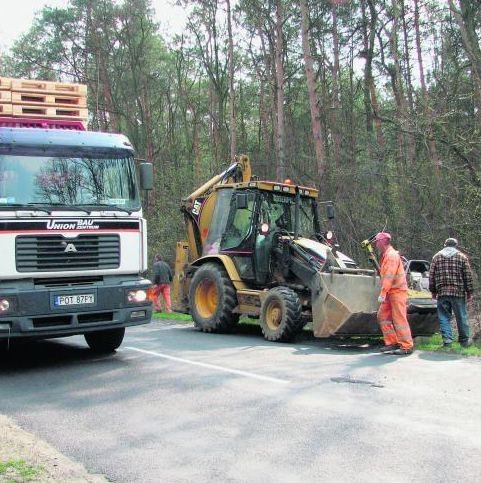 Robotnicy z Przedsiębiorstwa Ulic i Mostów rozpoczęli modernizację drogi do Brzezin