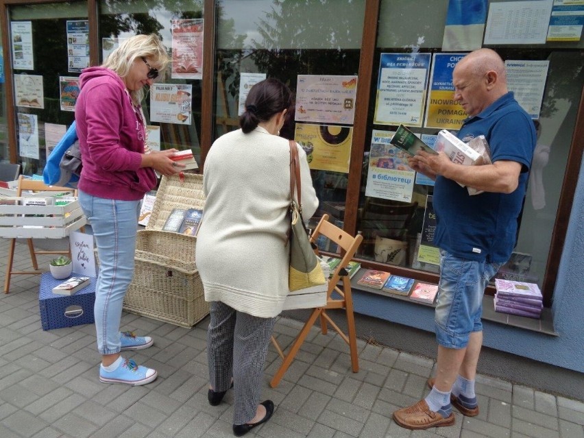 Inowrocław. Tak obchodzono Święto Wolnych Książek. Akcja bookcrossingowa w bibliotece [zdjęcia]