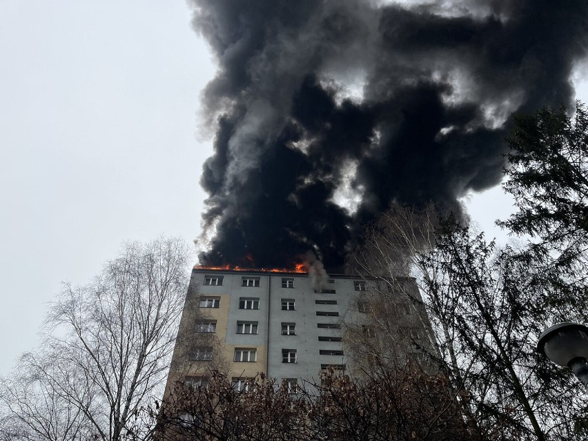 Kłęby czarnego dymu nad Cieszynie. Płonie blok mieszkalny w Czeskim Cieszynie