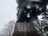 Kłęby czarnego dymu nad Cieszynem. Pożar bloku mieszkalnego w Czeskim Cieszynie, pomagają polscy strażacy