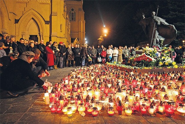 Przy pomniku papieża Polaka płonęły w sobotnią noc setki zniczy.