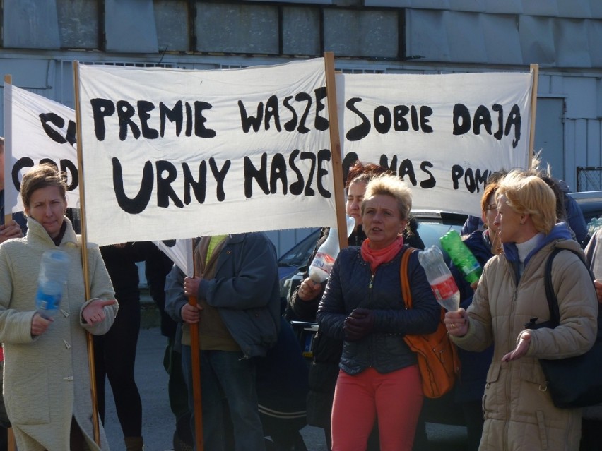 Strajk pracowników DPS w Radziechowicach przed starostwem w...