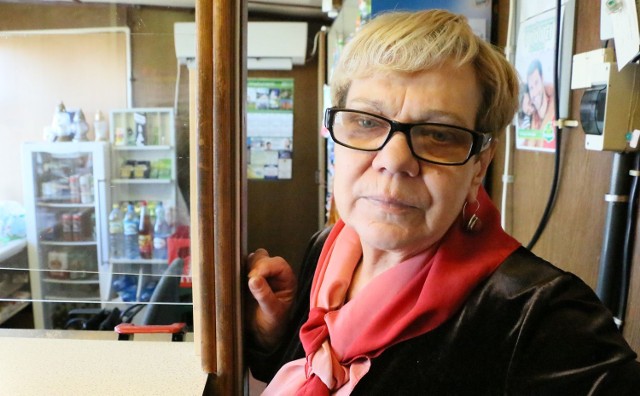 Ofiarą jest m.in. Jolanta Kuropatwa, która prowadzi kiosk na ul. Zachodniej. Ostrzega innych sprzedawców i właścicieli sklepów.