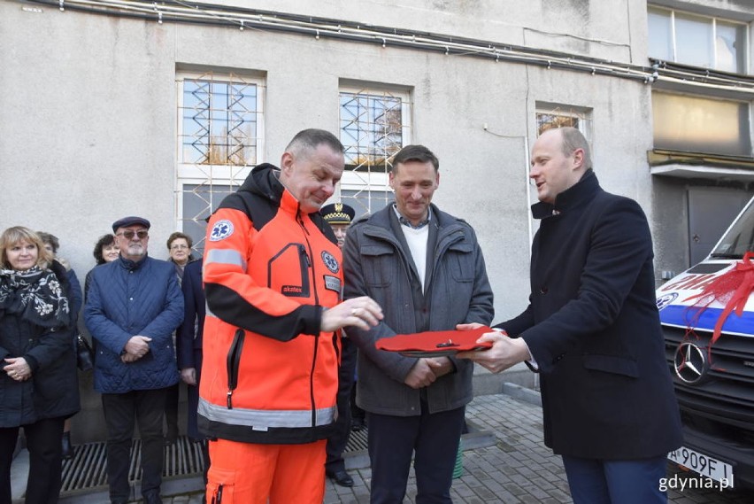 Nowoczesny i dobrze wyposażony mercedes pomoże ratować pacjentów w Gdyni. Ambulans to prezent od miasta dla pogotowia ratunkowego ZDJĘCIA