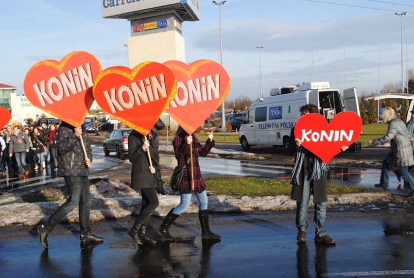 Konin - Żywy zegar na rondzie imienia WOŚP. Filmy i zdjęcia