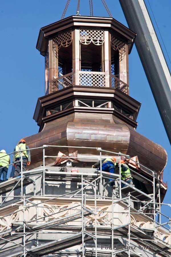 Montują hełmy na wieży w Świdnicy
