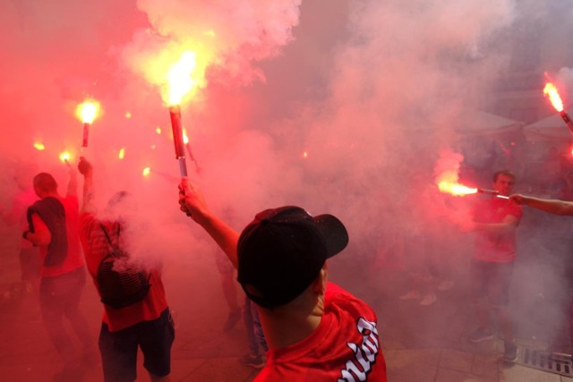 Mimo zapowiedzi w poniedziałek (12 lipca) przed Sądem Okręgowym w Łodzi, nie doszło do ogłoszenia wyroku w sprawie pseudokibiców oskarżonych o organizację brutalnych starć między kibolami. Sąd ponownie otworzył przewód sądowy, a ogłoszenie wyroku odroczył do września. 
CZYTAJ DALEJ NA KOLEJNYM SLAJDZIE>>>