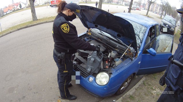 Strażnicy ze Szczecinka uruchamiają auta przy pomocy urządzenia rozruchowego