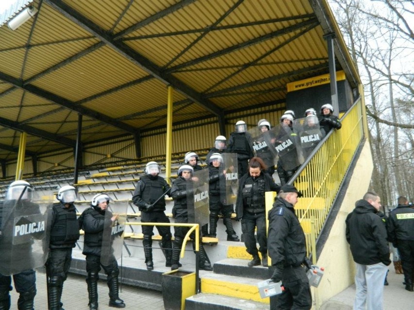 Na stadionie w Wejherowie policjanci ćwiczyli przed meczem Gryfa Orlex Wejherowo z Legią Warszawa