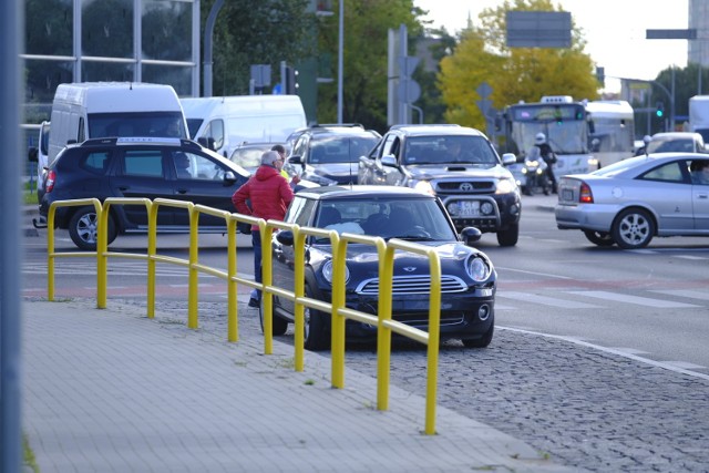 Na Trasie Średnicowej doszło do kolizji samochodu osobowego z karetką transportową. Nikt z uczestników zdarzenia nie odniósł obrażeń.

Do kolizji na Trasie Średnicowej w Toruniu doszło około godziny 14.00.
-&nbsp;Kierująca samochodem osobowym marki mini cooper poruszała się ulicą Grudziądzką. W pewnym momencie wjechała na Trasę Średnicową, wymuszając pierwszeństwo. Tym samym zderzyła się z karetką transportową. W wyniku kolizji żaden z jej uczestników nie został poszkodowany – mówi Wioletta Dąbrowska rzecznik Komendy Miejskiej Policji w Toruniu.

Zobacz także: Wypadek na Szosie Lubickiej w Toruniu [ZDJĘCIA]

Wypadek na "średnicówce" w Toruniu [ZDJĘCIA]